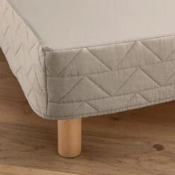 Cache-sommier Matelassé Zig-Zag Scenario -Ameublement De Maison d2deb1d71762bcfe7a11f266bbf48ca5